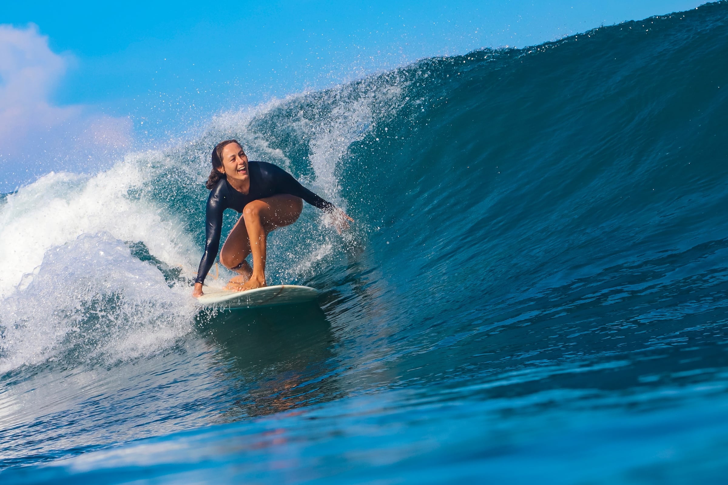 Surferin Auf Einer Blauen Welle